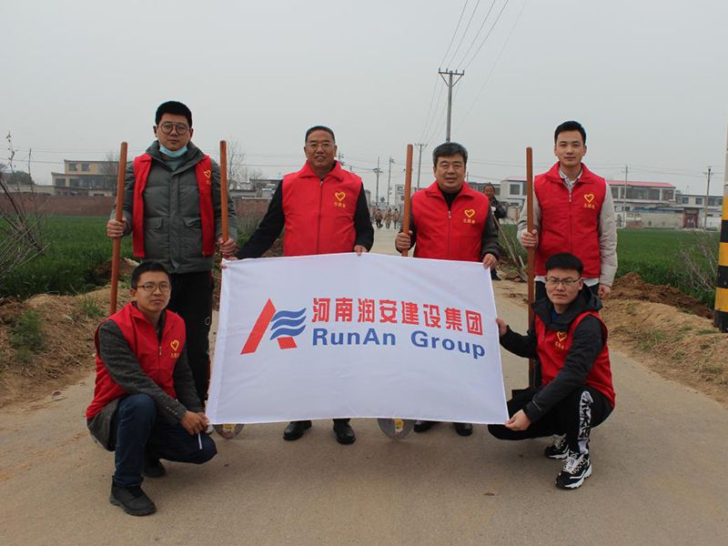 2022年，潤(rùn)安集團(tuán)深入寶蓮寺鎮(zhèn)二十里鋪村，助力人居環(huán)境整治。